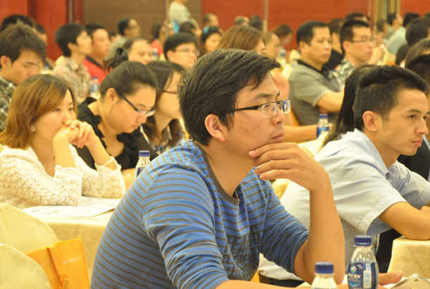現(xiàn)場觀眾正認真聽講關于材料與配套技術內容